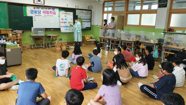 문성초교서 진행된 1교1경로당 체험프로.