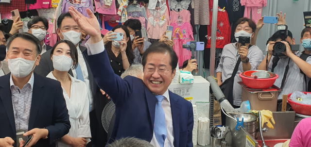 홍준표 국민의힘 대선경선 후보가 10일 서문시장에서 지지자들에게 손을 들어 인사하고 있다. 홍준표 후보 캠프 제공