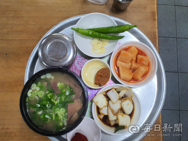 포항 죽도시장의 소머리곰탕 한상. 단촐하지만 어느 하나 버릴 것 없는 맛들이다. 신동우 기자