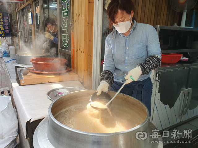 식혀낸 고기는 손님상에 나가기 전 뜨거운 국물에 토렴한다. 몇시간이나 우려낸 뽀얀 국물에 한김 식혀 쫀득해진 고기의 조화가 일주일 전에 마신 술도 말끔히 씻어내는 기분이다. 신동우 기자