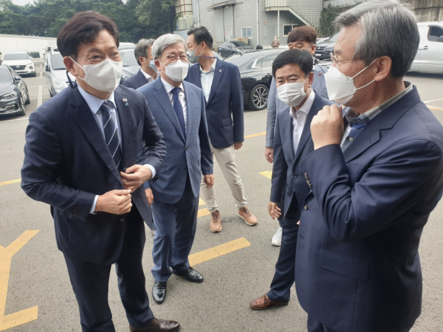 송영길 더불어민주당 대표가 10일 경북 고령군 고령1산업단지 주물단지를 방문, 주물업 관계자들과 간담회를 가졌다. 사진 왼쪽이 송영길 대표 오른쪽이 곽용환 고령군수. 이채수 기자