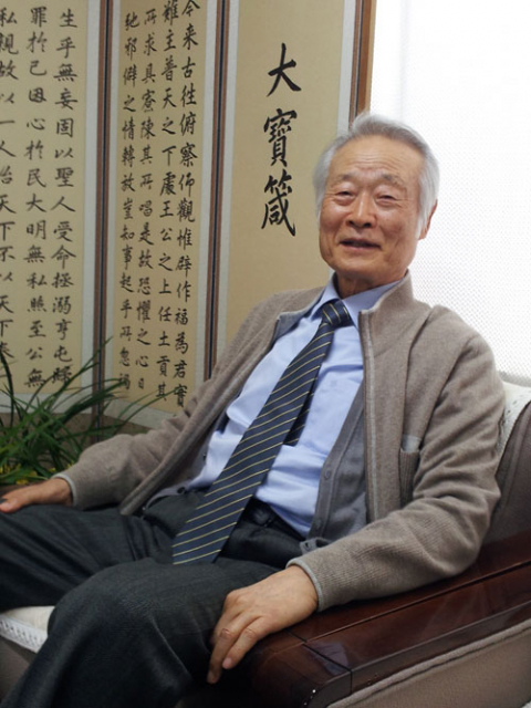 국내 IT산업 선구자인 이용태(88) 박약회 회장은 30년 넘게 써온 한시 가운데 엄선한 500여 편을 묶어 최근 