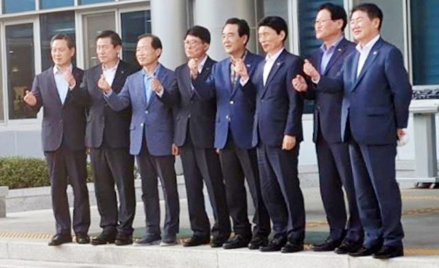 지난 8일 대구시 구청장·군수 협의회를 마친 대구 8개 구군 단체장이 기념사진을 촬영하고 있다. 연합뉴스