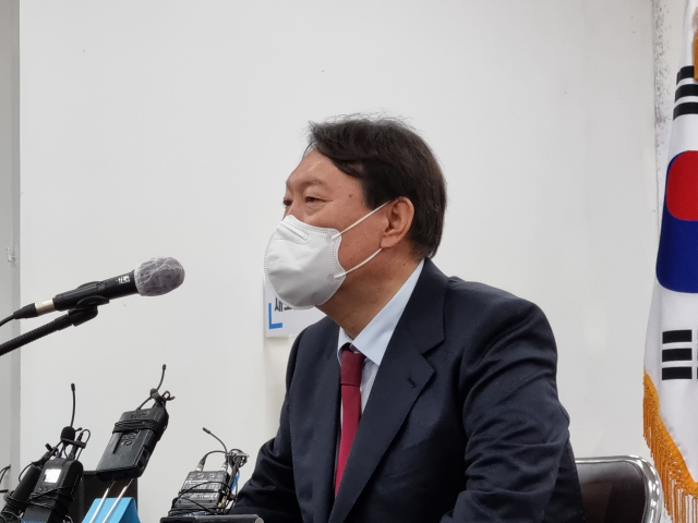 대구를 찾은 야권 대선주자 윤석열 전 검찰총장이 11일 국민의힘 대구시당에서 간담회를 열고 취재진의 질문에 답변하고 있다. 김근우 기자