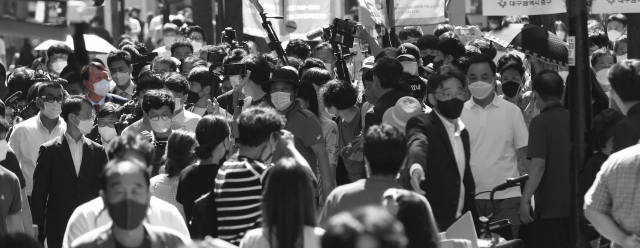 국민의힘 대권주자 윤석열 전 총장이 11일 오후 대구 동성로에 방문했다. 이날 동성로에는 윤석열 후보가 방문한다는 소식에 수많은 지지자들이 몰렸다. 안성완 기자 asw0727@imaeil.com