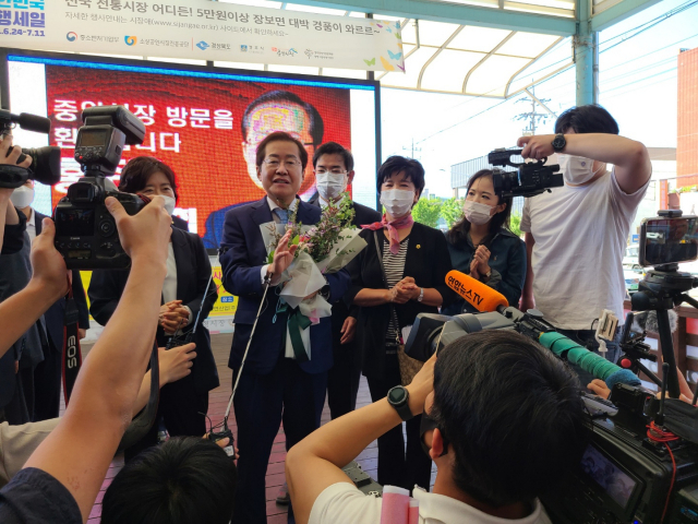 국민의힘 대권주자 홍준표 의원이 11일 오후 경주 중앙시장을 방문해 지지자와 시장 상인에게 인사말을 건네고 있다. 독자 제공
