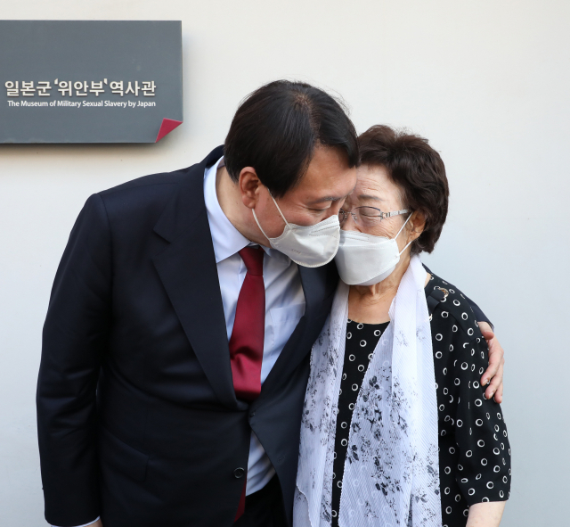 윤석열 국민의힘 대선 경선후보가 11일 오후 대구 중구 희움 일본군 위안부 역사관을 찾아 피해자 이용수 할머니와 얘기를 나누고 있다. 안성완 기자asw0727@imaeil.com