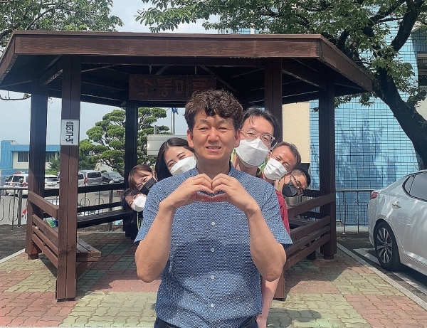 창녕경찰서 김미곤 여청계장이 경찰청 선정 베스트팀장 수상하고 팀원들과 함께했다. 창녕서 제공