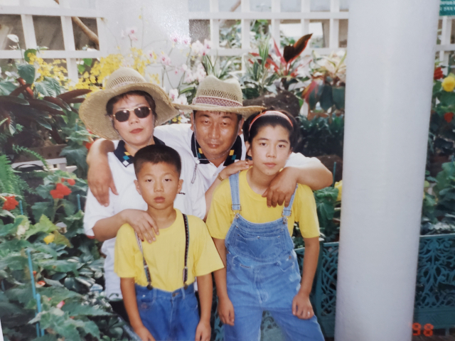 1998년 7월 21일 제주도 여미지 식물원 여행에 기념 촬영을 한 신홍선(뒷줄 왼쪽) 씨와 여갑수(뒷줄 오른쪽) 씨 가족의 모습. 가족제공.