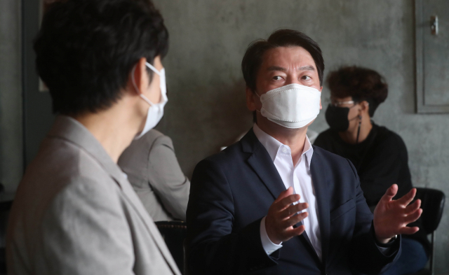 국민의당 안철수 대표가 12일 서울 서초구 양재동 한 호프집에서 코로나19 대응 전국자영업자비상대책위원회 회원들과 현장 간담회를 하고 있다. 연합뉴스