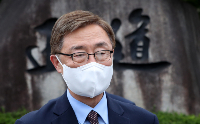 국민의힘 대권주자인 최재형 전 감사원장이 10일 강원 춘천고등학교를 방문해 취재진 질문에 답하고 있다. 최 전 원장은 최근 논란이 된 조부 최병규의 독립유공 행적에 대해 