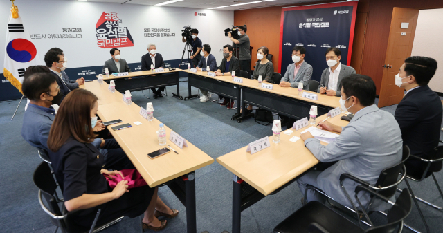 12일 오후 서울 광화문 이마빌딩 윤석열 예비후보 국민캠프에서 열린 