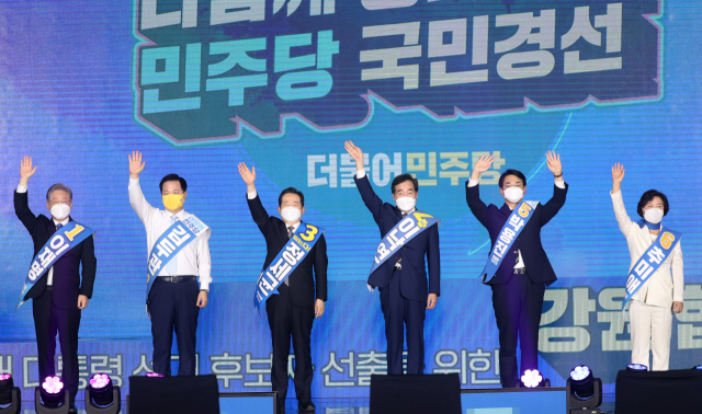 12일 오후 강원 원주시 오크밸리리조트 컨벤션센터에서 열린 더불어민주당 강원권역 순회경선 합동연설회에서 후보들이 포즈를 취하고 있다. 왼쪽부터 기호순으로 이재명, 김두관, 정세균, 이낙연, 박용진, 추미애 후보 연합뉴스