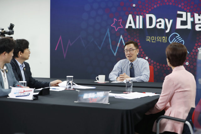 국민의힘 최재형 대선 경선 예비후보가 12일 서울 여의도 중앙당사에서 경선 예비후보 12명을 대상으로 진행된 유튜브 라이브 방송 