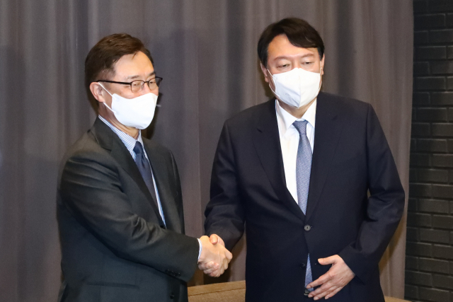 국민의힘 윤석열, 최재형 대선 경선 예비후보가 12일 서울 여의도 글래드 호텔에서 고발 사주 의혹의 정치공작 가능성 등에 대한 대처방안을 논의한 뒤 밖으로 나서고 있다. 연합뉴스