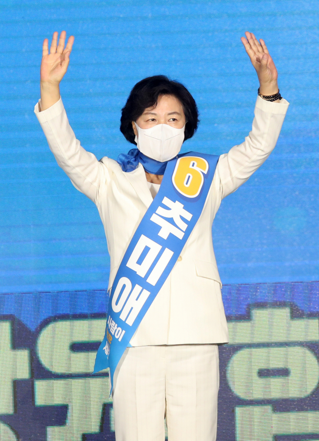 12일 오후 강원 원주시 오크밸리리조트 컨벤션센터에서 열린 더불어민주당 강원권역 순회경선 합동연설회에서 추미애 후보가 포즈를 취하고 있다. 연합뉴스