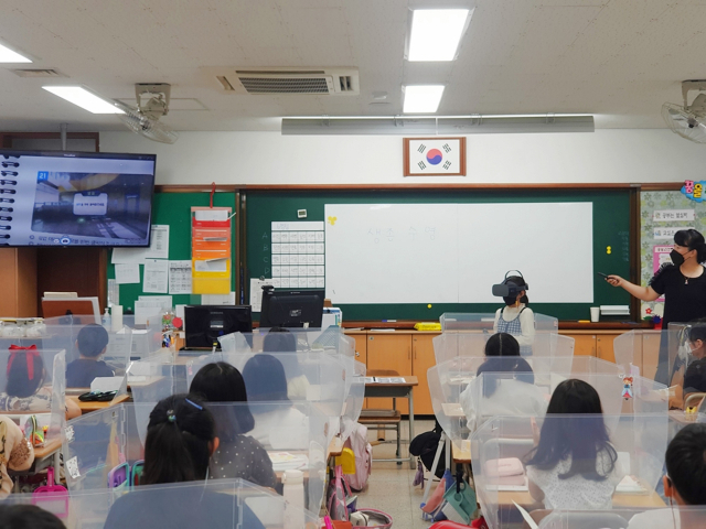 대구 칠성초교 6학년 교실에서 VR 기기를 활용한 생존수영 교육이 이뤄지고 있는 모습. 대구시교육청 제공
