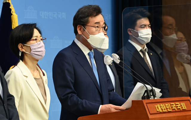 22일 의성군에 따르면 지난 7월 말 기준 인구는 전년 동기 대비 697명 줄어든 5만1천42명을 기록했다. 더불어민주당 이낙연 대선 경선 후보가 13일 오전 서울 여의도 국회 소통관에서 기자회견을 열고 저출산 해결 공약을 발표하고 있다. 연합뉴스