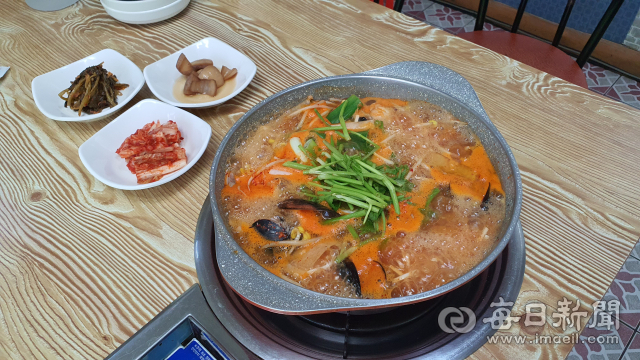 경북 포항시 남구 구룡포읍 혜원모리국수집에서 갓 올린 모리국수가 끓고 있다. 김대호 기자