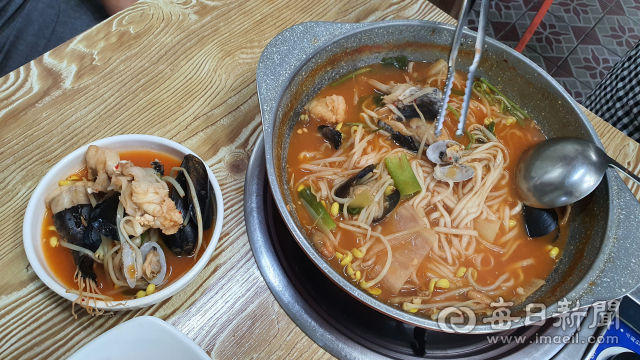 경북 포항시 남구 구룡포읍 혜원모리국수집 모리국수. 2분 정도 끓인 뒤 해물을 먼저 덜어 먹고 면은 5분 정도 더 긇여 먹는 게 맛있는 방법이라고 한다. 김대호 기자