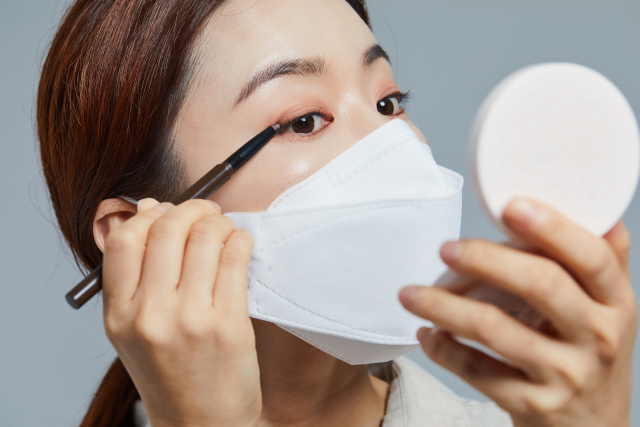 마스크가 일상화된 생활 속에서 마스크에도 무너지지 않는 메이크업이라는 뜻의