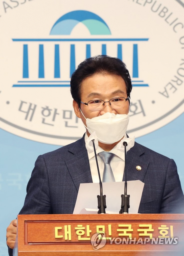 국민의힘 김용판 의원이 지난 7월 25일 국회 소통관에서 기자회견을 열고 대선주자인 윤석열 전 검찰총장을 향해 대통령 후보로서의 자질 및 철학, 도덕성에 관한 공개 질문을 하고 있다. 연합뉴스