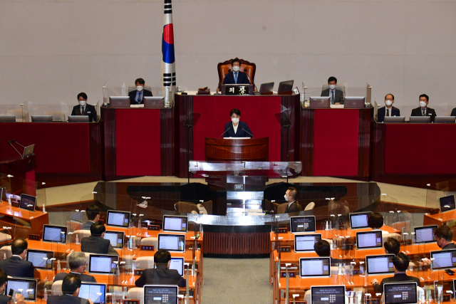 국민의힘 윤희숙 의원이 13일 국회 본회의에서 열린 본인의 사직안 표결에 앞서 신상 발언을 하고 있다. 연합뉴스