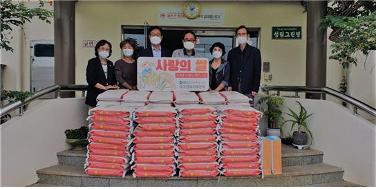 10일 한국부동산원 대구경북지역본부 한익현본부장(왼쪽 세 번째)과 김지영부장(왼쪽 두 번째)이 추석맞이 사랑의 쌀을 후원한 후 사진촬영을 하고 있다. 한국부동산원 제공.