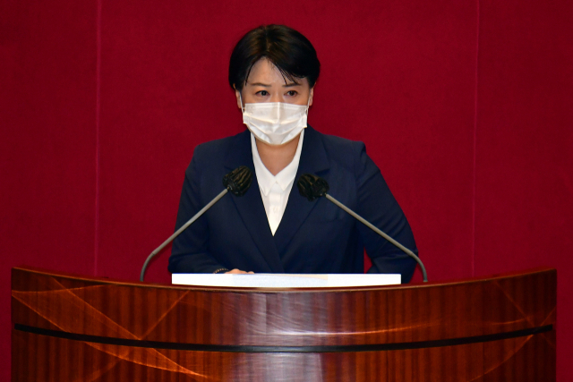 국민의힘 윤희숙 의원이 13일 국회 본회의에서 열린 본인의 사직안 표결에 앞서 신상발언을 하고 있다. 연합뉴스