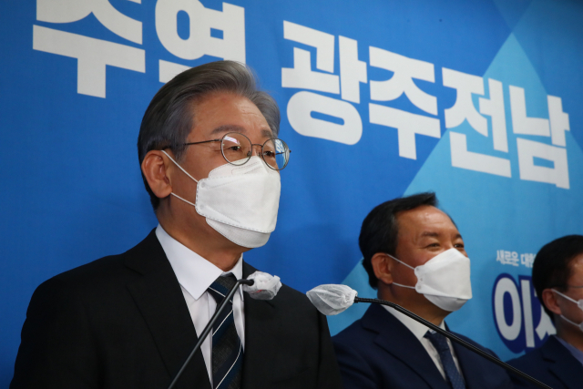 더불어민주당 이재명 대선 경선 후보가 13일 서울 여의도 캠프 사무실에서 화상으로 열린 