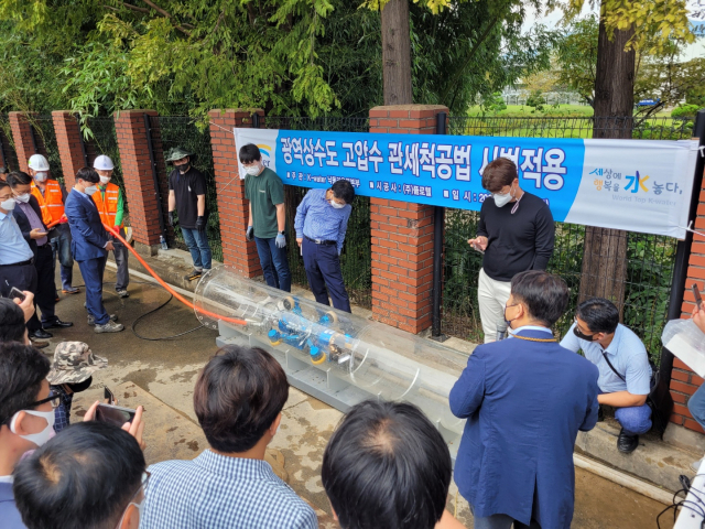 지난 10일 한국수자원공사 낙동강유역본부 수도지원센터가 로봇을 이용한 고압수 관세척공법을 선보이고 있다. 한국수자원공사 제공