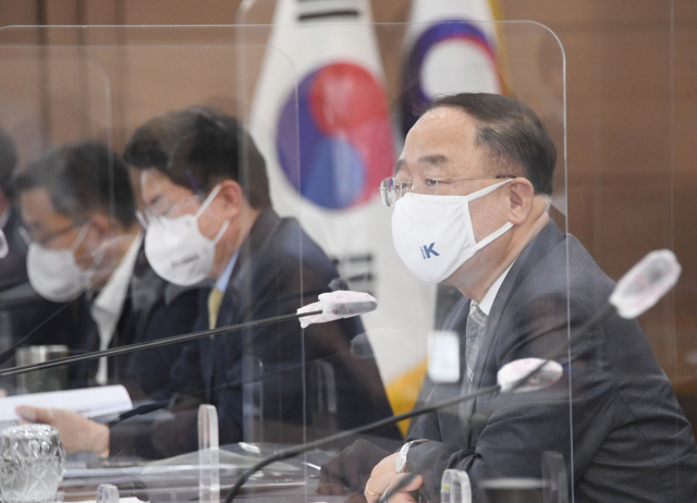 홍남기 경제부총리 겸 기획재정부 장관이 13일 오후 정부세종청사에서 열린 기획재정부 확대간부회의에서 발언하고 있다. 기획재정부 제공.