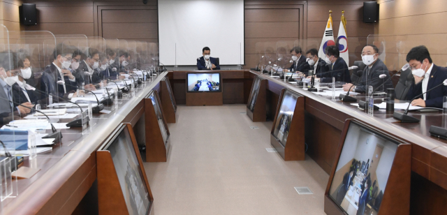홍남기 경제부총리 겸 기획재정부 장관이 13일 오후 정부세종청사에서 열린 기획재정부 확대간부회의에서 발언하고 있다. [기획재정부 제공. 재판매 및 DB 금지] 연합뉴스