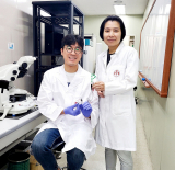 포스텍 화학과 박문정 교수(오른쪽)와 통합과정 강한얼씨.