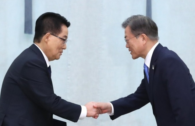 문재인 대통령이 지난 2020년 7월 29일 청와대에서 박지원 신임 국가정보원장에게 임명장을 수여하고 있다. 연합뉴스