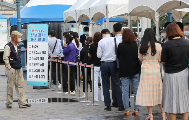 13일 오전 서울역 광장에 설치된 서울 중구 임시선별검사소에서 시민들이 코로나19 검사를 받기 위해 줄을 서있다. 중앙방역대책본부는 이날 0시 기준 신규 확진자가 1천433명 늘어 누적 27만4천415명이라고 밝혔다. 전날보다 322명 줄면서 지난 6일(1천375명) 이후 1주일 만에 1천500명 아래로 내려왔다. 연합뉴스
