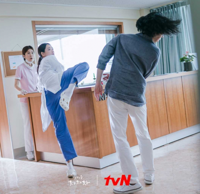 tvN 토일드라마 '갯마을 차차차'의 한 장면. tvN 제공