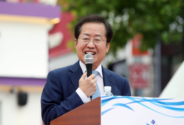 국민의힘 대권주자인 홍준표 의원이 13일 오후 대구 중구 동성로에서 