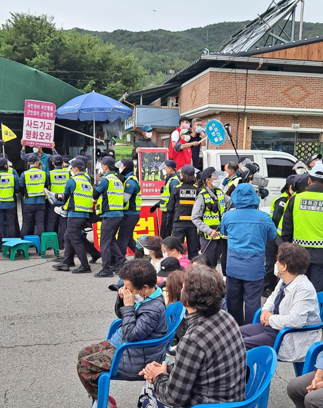 사드 반대 측이 사드 기지로 들어가는 소성리 마을회관 앞 길을 막고 연좌 농성을 하고 있다. 독자 제공