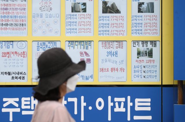다음달부터 오프라인 부동산 중개 수수료가 절반가량 인하되는 가운데 온라인 중개 플랫폼들이 