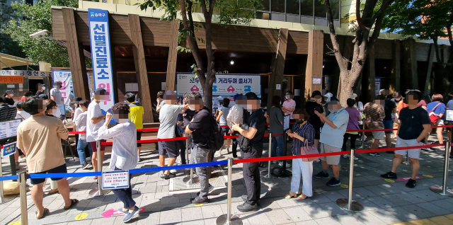 12일 오전 서울 송파구 송파보건소 선별진료소에서 시민들이 검사를 받기 위해 줄을 서있다. 중앙방역대책본부는 이날 0시 기준 신규 확진자가 1천755명 늘어 누적 27만2천982명이라고 밝혔다. 연합뉴스
