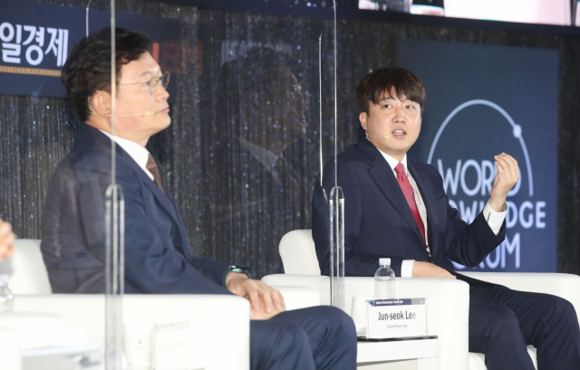 더불어민주당 송영길 대표(왼쪽)와 국민의힘 이준석 대표가 14일 서울 중구 장충체육관에서 열린 제22회 세계지식포럼 개막식에서 마이클 샌델 하버드대 교수와 대담하고 있다. 연합뉴스