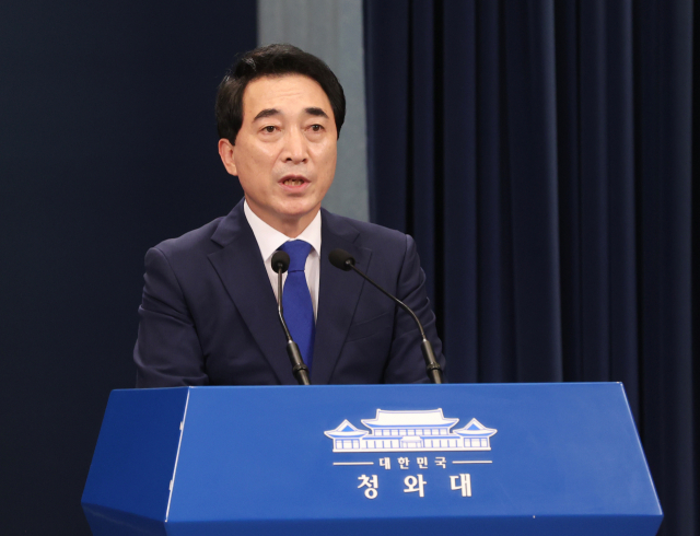 박수현 국민소통수석이 14일 청와대 춘추관에서 문재인 대통령이 감사원장 후보로 최재해 전 감사원 감사위원을 지명했다고 브리핑하고 있다. 연합뉴스