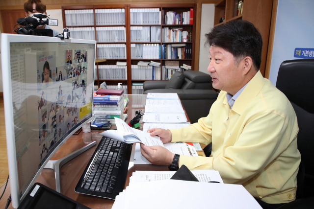 권영진 대구시장이 14일 시청 집무실에서 국민의힘 국회의원들과 온라인 화상 회의를 진행하고 있다. 대구시 제공