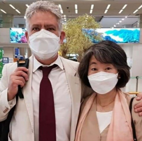 부인의 잇따른 폭행 사건으로 물의를 빚은 피터 레스쿠이에 전 주한 벨기에대사 후임으로 배우자가 한국인인 프랑수아 봉땅 신임 대사가 부임했다. 14일 주한벨기에 대사관에 따르면 봉땅 대사는 지난 3일 부인 최자현 씨와 함께 입국했다. 프랑수아 봉땅 주한 벨기에 대사와 그의 부인인 최자현씨. 주한 벨기에대사관 페이스북 캡쳐