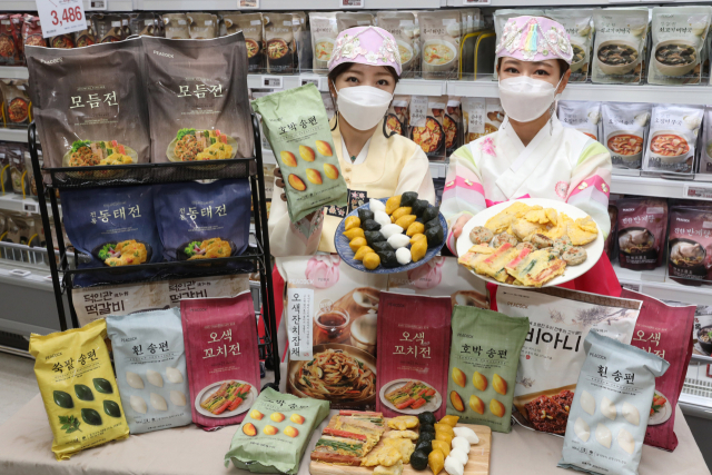 15일 이마트에서 모델들이 피코크 간편 제수음식을 소개하고 있다. 이마트 제공.
