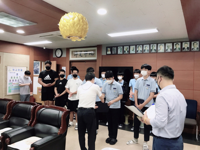 대구 능인중학교 교직원들이 14일 교장실에서 십시일반 모은 