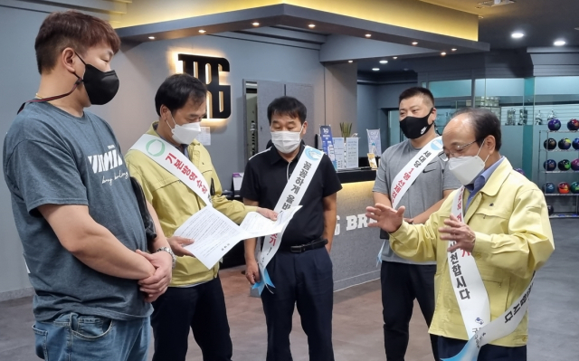 경북 구미시는 특별 점검반을 편성해 볼링장 14개소를 대상으로 볼링장 방역수칙 준수 여부를 점검했다. 구미시 제공