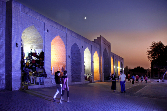 부하라의 밤풍경. 부하라는 9세기 최초의 페르시아계 이슬람 사만왕조의 수도로 곳곳에 이슬람 유적지가 산재해 있다.박순국 매일신문 전 편집위원