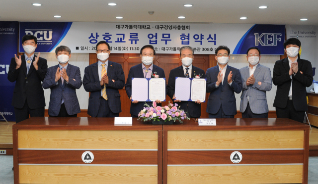 대구가톨릭대와 대구경영자총협회 관계자들이 협약을 맺은 뒤 기념촬영을 하고 있다. 대구가톨릭대 제공